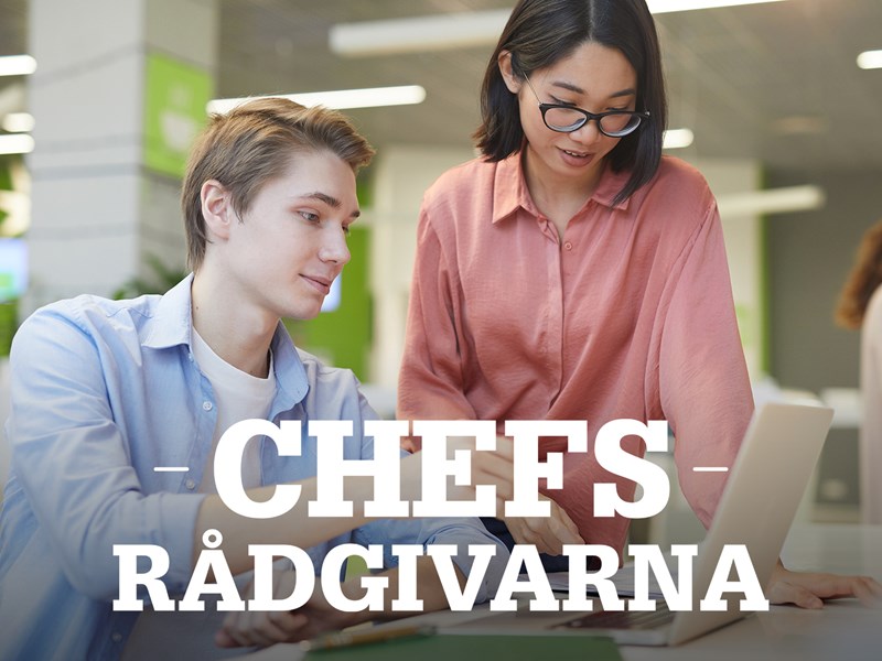 Ung chef och medarbetare. Text: Chefsrådgivarna.