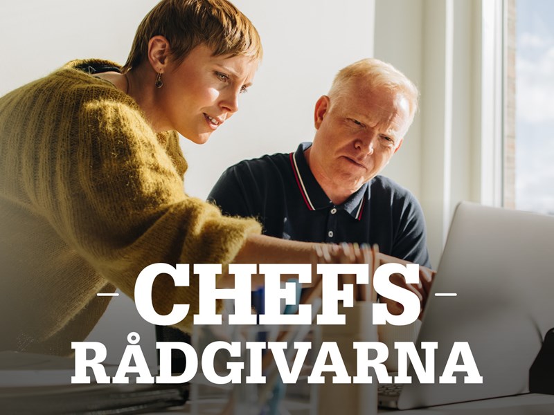 Två människor framför dator och text: Chefsrådgivarna.